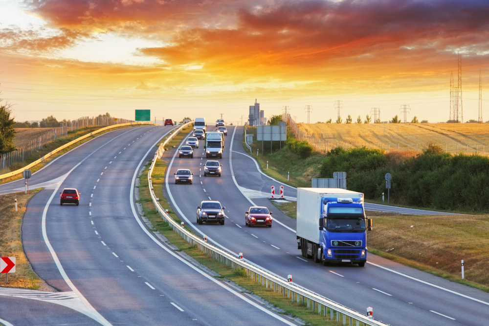 autostrada i poruszające sie po niej pojazdy