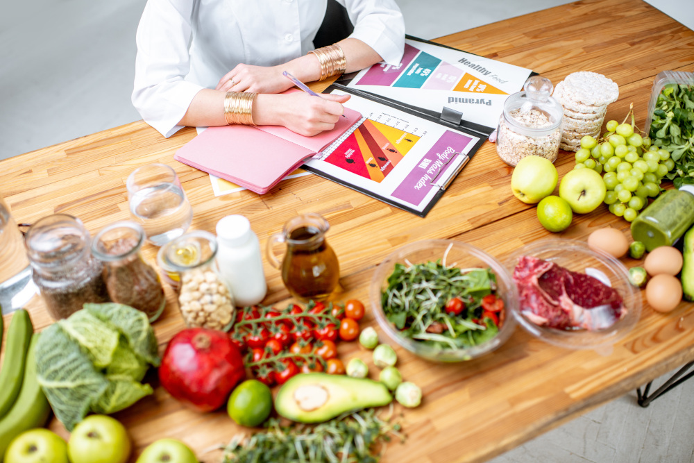 rozpisywanie diety owoce i warzywa na stole dietetyka